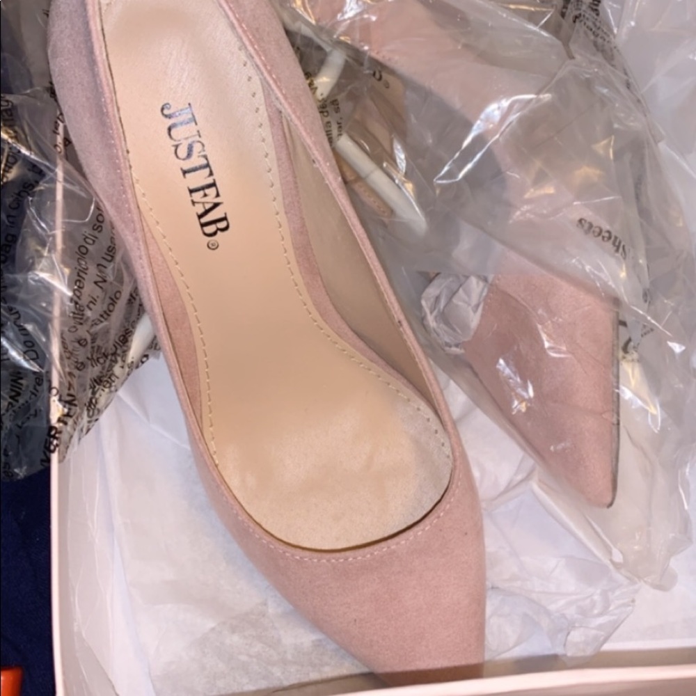 Pointed toe  block heel